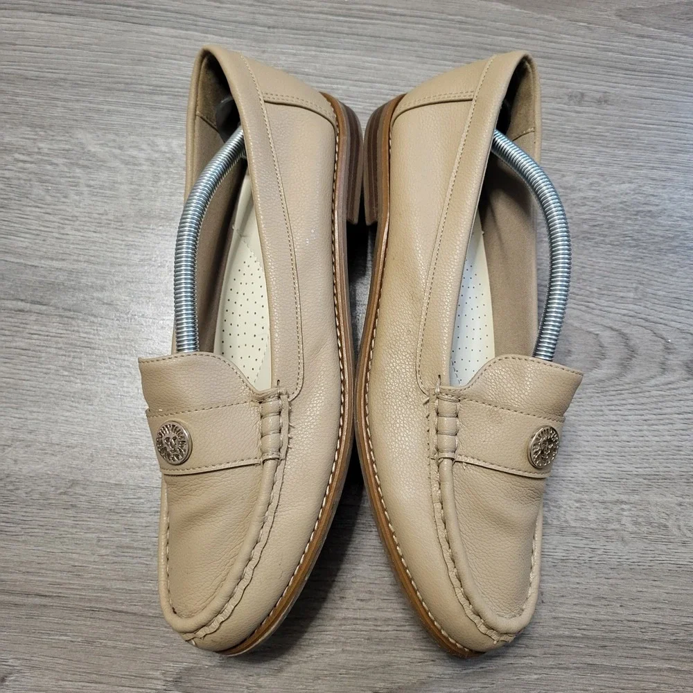 Anne Klein iFlex Tan‎ Flat Loafers Lion Logo Medallion Slip On Shoes size 8.5